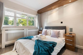 Large home sleep 11 with large garden High speed WiFi and free Parking Next London Transport